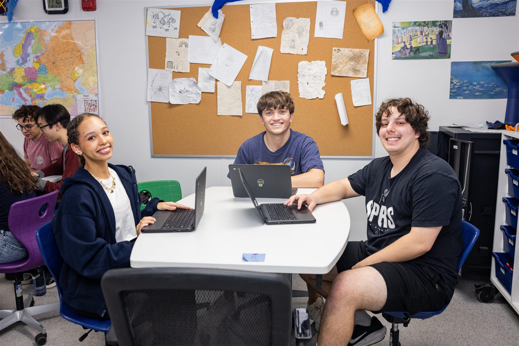 Alamo Heights students walking together on campus